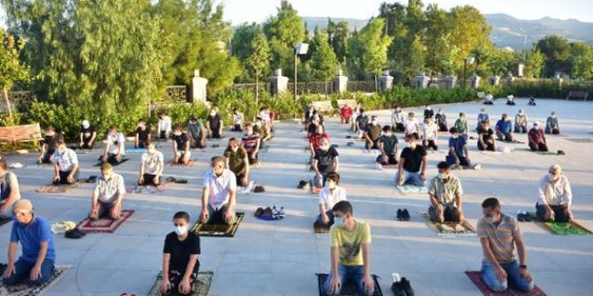 İzmir'de sosyal mesafeli bayram namazı