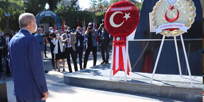 Cumhurbaşkanı Erdoğan Lefkoşa Atatürk Anıtı’a çelenk bıraktı