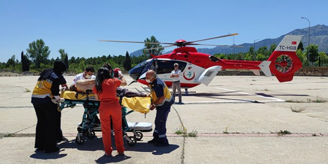 Kurban keserken atardamarını kesti, ambulans helikopterle sevk edildi