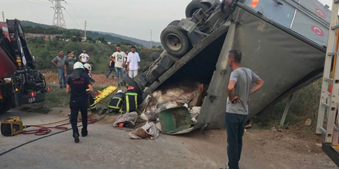 Kurban derisi yüklü kamyon devrildi: 4 yaralı 