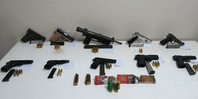 Edirne’de 1 otomatik silah, 9 tabanca ve uyuşturucu ele geçirildi