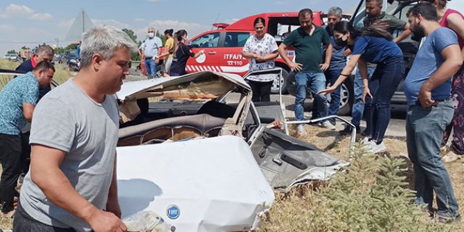 Malatya'da iki otomobil kafa kafaya çarpıştı: 2 ölü, 4 yaralı