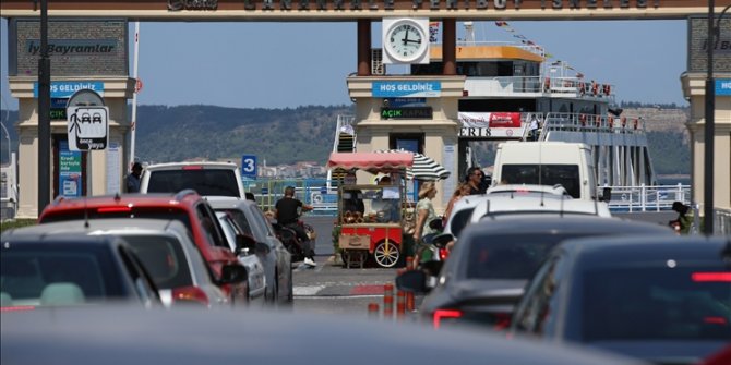 Çanakkale'deki feribot iskelelerinde tatilcilerin dönüş yoğunluğu sürüyor