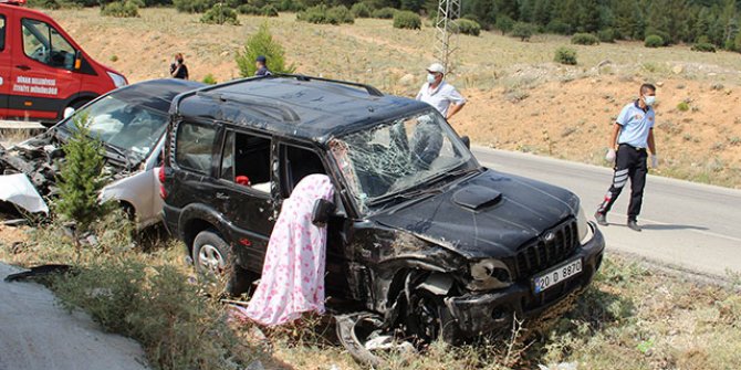 Ciple otomobil çarpıştı: 1 ölü, 2 yaralı