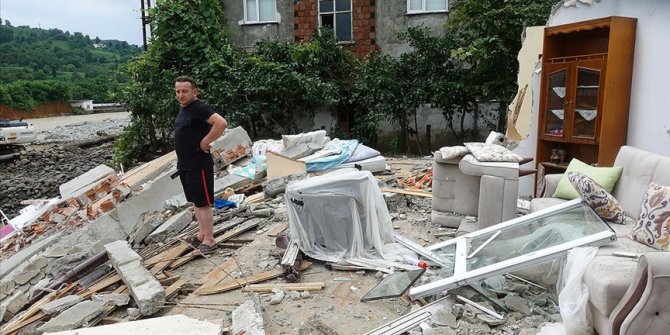 Arhavi'deki selde evleri yıkılan aile son anda kurtulmayı başardı