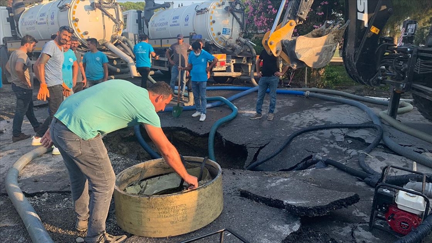 Kuşadası'nda patlayan kanalizasyonun suyu denize döküldü