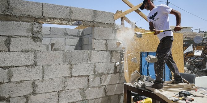 İsrail, Filistinli aileye evini kendi elleriyle yıktırdı