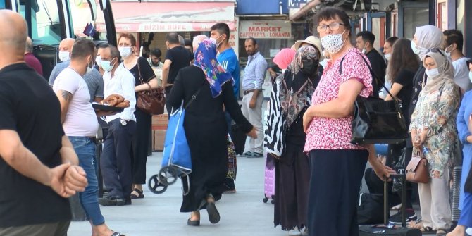 Bayram dönüşü otogarda yoğunluk oluştu