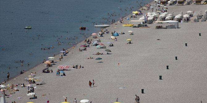Turizm merkezleri Antalya ve Muğla'nın sahillerinde yoğunluk devam ediyor