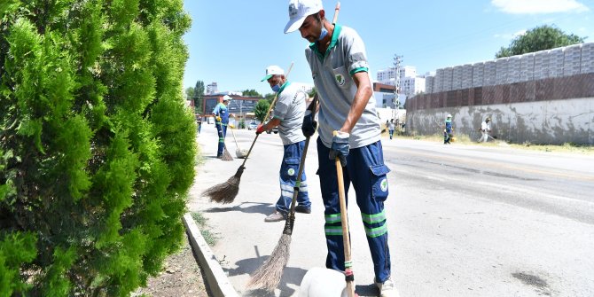 Temizlik ordusu çalışmalarına aralıksız devam ediyor