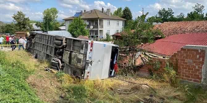Kastamonu'da memurları taşıyan otobüs ile otomobil çarpıştı: Çok sayıda yaralı var