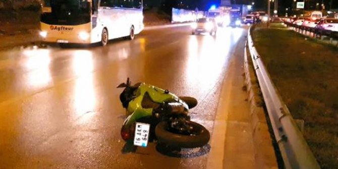 Motosiklet bariyerlere çarptı, 2 ağır yaralı