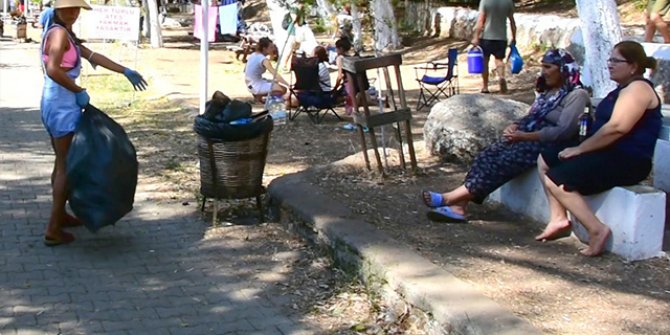 Akyaka'da turistlerle çevre temizliği