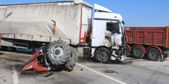TIR'ın çarptığı traktör ikiye bölündü; sürücü yaralı 