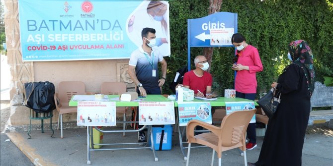 Mezarlıkta aşılandılar
