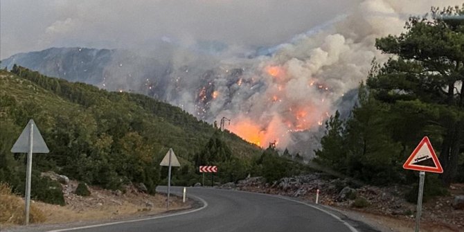 Antalya Gündoğmuş'taki orman yangınında bir mahalle tahliye edildi, 33 kişi yurda yerleştirildi