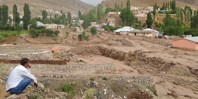 Başkale yine sele teslim; evler hasar gördü 