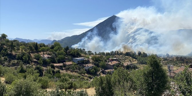 Akseki'deki orman yangınına havadan ve karadan müdahale sürüyor