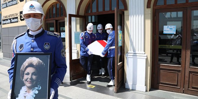 Devlet Sanatçısı Nedret Güvenç için Muhsin Ertuğrul Sahnesi'nde tören