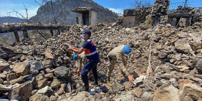 Enkaz kaldırma çalışmalarına askerler de katılıyor