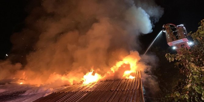 İstanbul'da bir cam atölyesi çıkan yangında kullanılamaz hale geldi