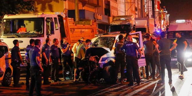 İzmir'de polis aracıyla otomobilin çarpışması sonucu 1 polis şehit oldu