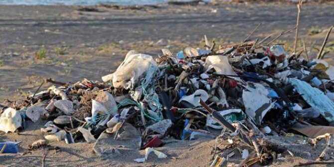 Samsun’da doğal kum plajı çöplüğe döndü