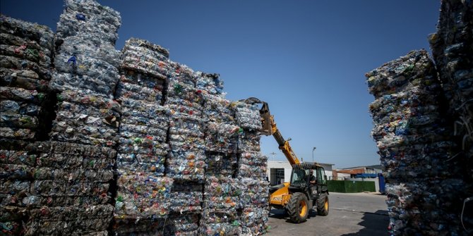 Plastik atıklar geri dönüşümle sektörlere ham madde oluyor