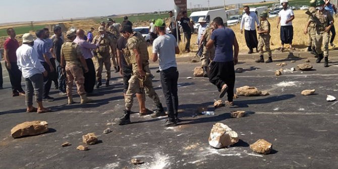 Çiftçiler, elektrik kesintilerini yolu kapatarak protesto etti 