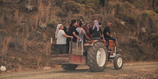 Köyceğiz'de orman yangınlarının tehdit ettiği bir mahalle daha boşaltıldı