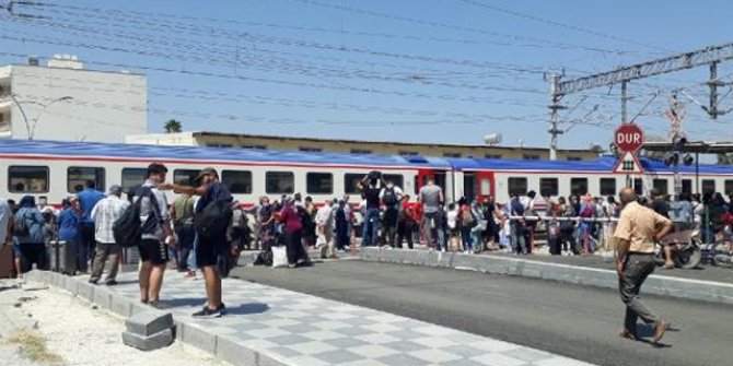 Tren ters makasa girdi; yolcular tahliye edildi 