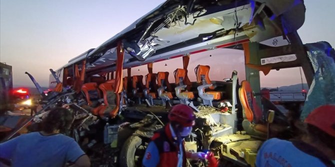 Manisa'da otobüs tıra çarptı: 6 ölü, 37 yaralı