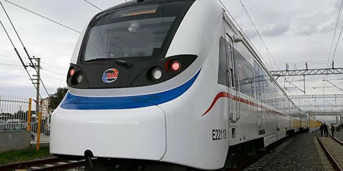 İzmir'de yük treni raydan çıktı: İZBAN seferlerinde aksama