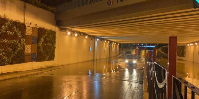 Mersin'de sağanak hayatı olumsuz etkiledi