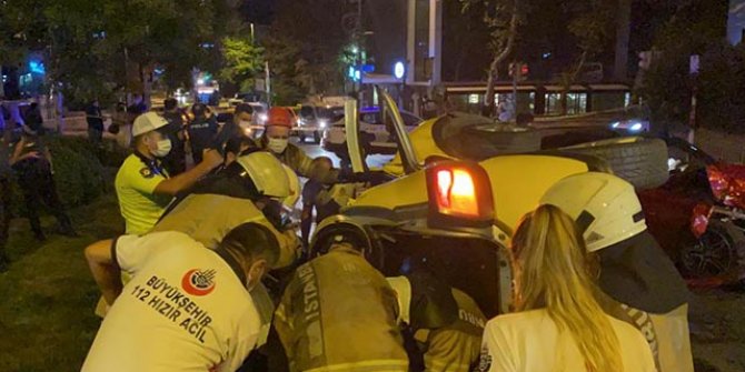 Üsküdar'da lüks otomobil ve taksi çarpıştı: 1'i ağır 3 yaralı