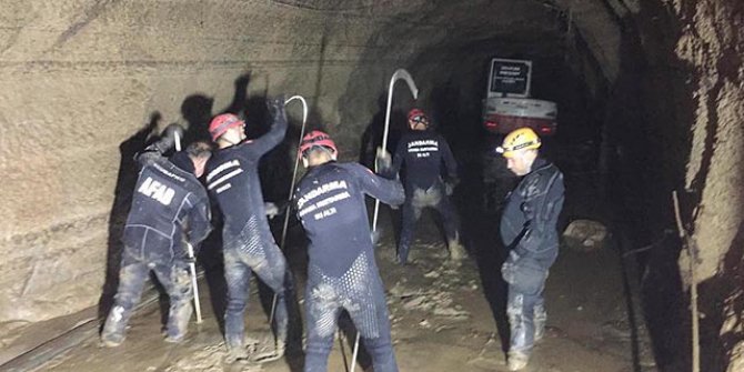 Sel basan HES tüneli inşaatında kaybolan işçiyi arama çalışmaları sürüyor