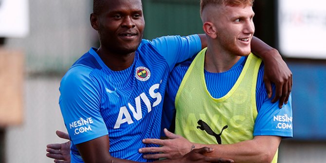 Fenerbahçe'de Burak Kapacak takımla ilk antrenmanına çıktı