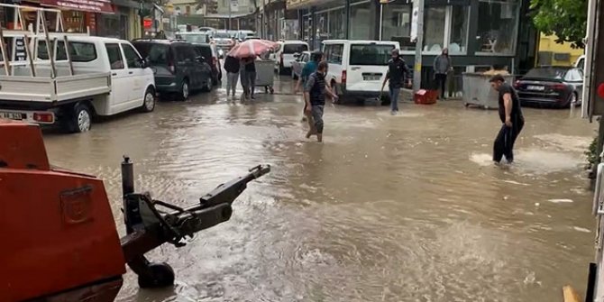 Bayburt'ta sağanak; yollar göle döndü