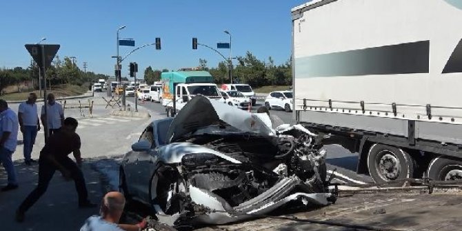 Arnavutköy'de TIR ile çarpışan lüks otomobil hurdaya döndü