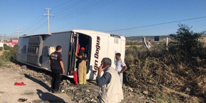 Uşak'ta yolcu otobüsü şarampole devrildi:  İlk belirlemelere göre kazada 30 kişi yaralandı