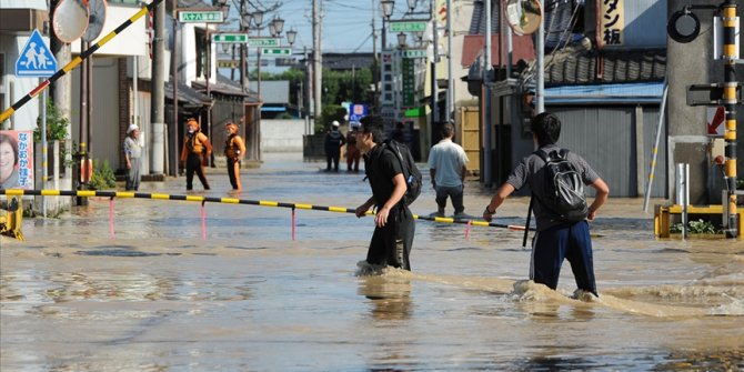 Japonya'da aşırı yağış ve kuvvetli rüzgarlar hayatı olumsuz etkiliyor