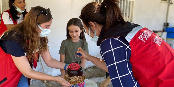Orman yangınında evleri yanan Merve'ye doğum günü sürprizi