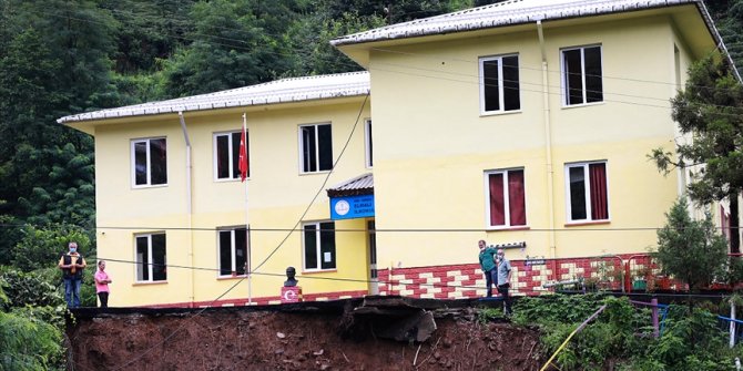 Rize'de heyelan nedeniyle bir okulun bahçesi çöktü