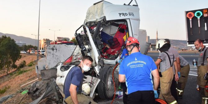 TIR, emniyet şeridindeki TIR'a çarptı: 2'si ağır 3 yaralı 