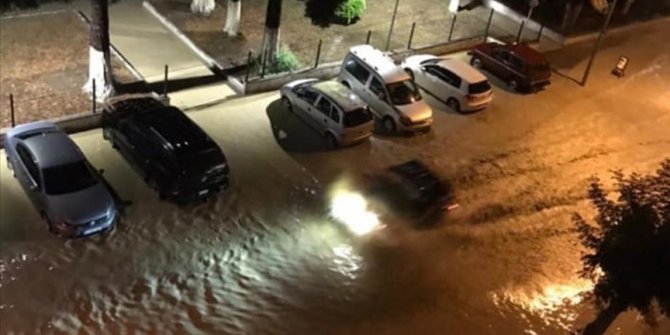 Sinop'ta sağanak su baskınlarına neden oldu