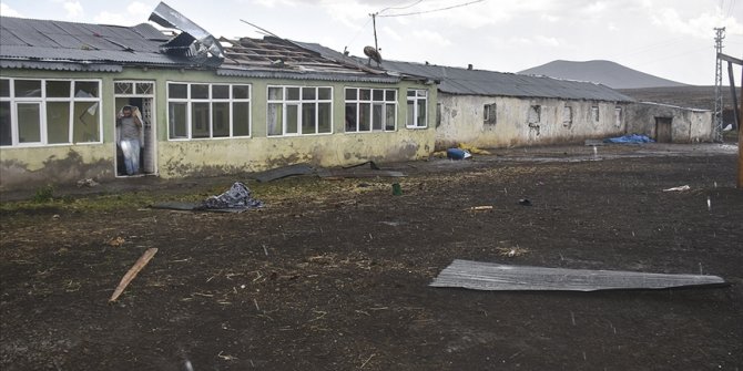 Kars'ta çıkan hortum evlerde hasar oluşturdu