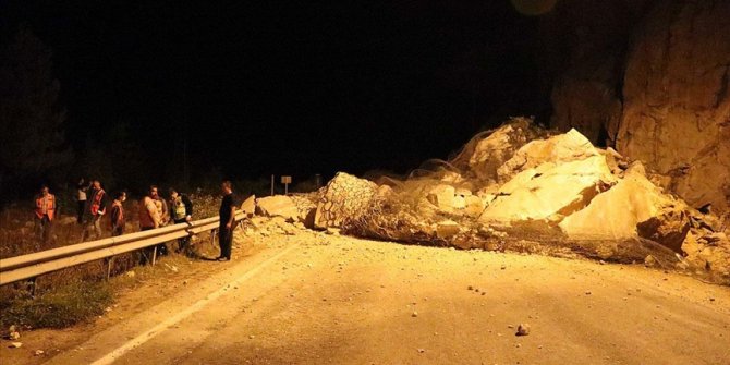 Heyelan nedeniyle kapanan Karabük-Zonguldak kara yolu ulaşıma açıldı