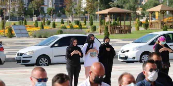 Polis memurunun öldürdüğü eşi ile anne ve babası toprağa verildi