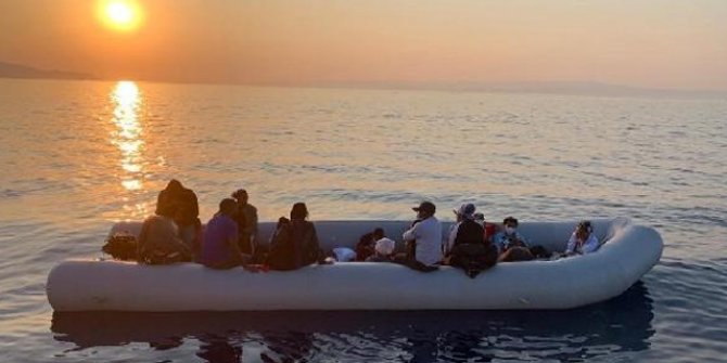 Ayvacık açıklarında botları sürüklenen 17 kaçak göçmen kurtarıldı