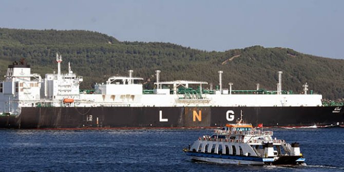 Çanakkale Boğazı, doğalgaz tankerinin geçişi sırasında tek yönlü kapatıldı